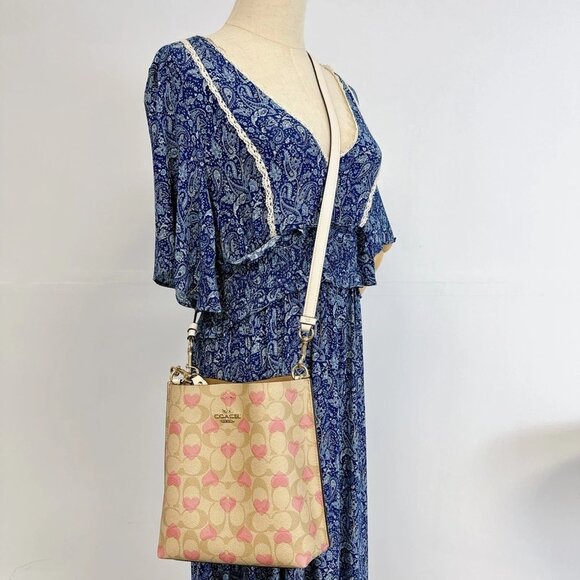 Coach CP056  Mollie Bucket Bag22 In Signature Canvas IN Light Khaki Chalk Multi - Picture 1 of 7